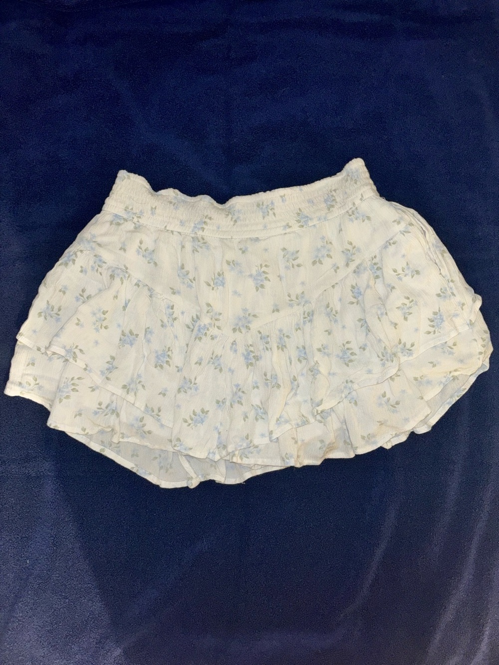 Hollister White Floral Tiered Ruffle Skort with Light Blue Print
